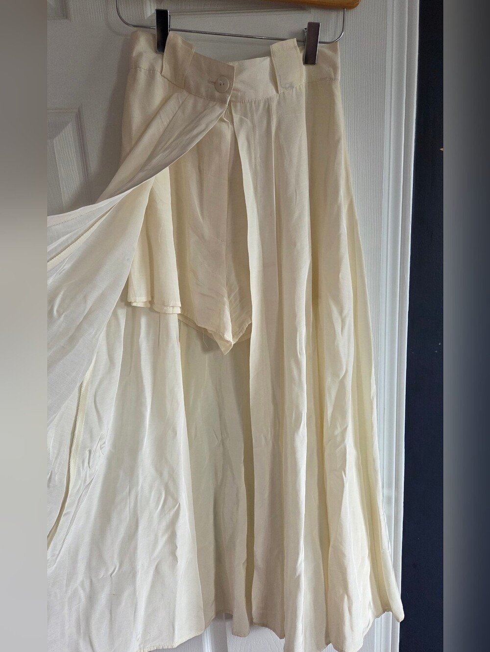 Vintage Carrie Bradshaw Style Creme Shorts With Skirt Overlay.  Fits Xs -small